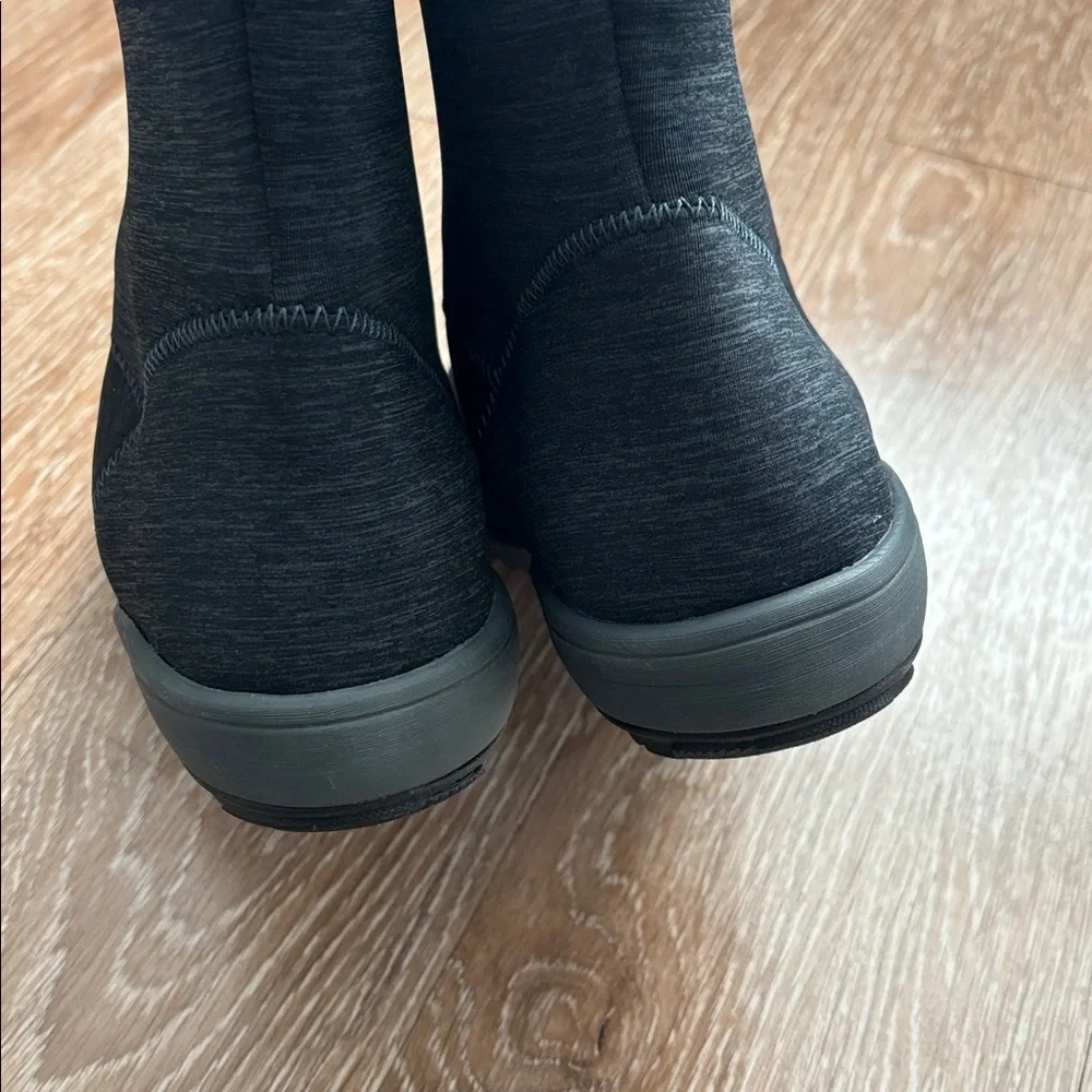 Women’s Bogs Charlie mid boot, size 8, black/gray, waterproof & fleece lined
